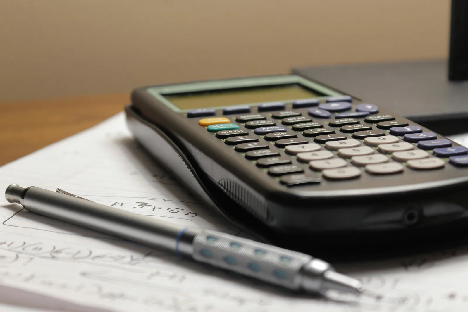 Taschenrechner und Stift